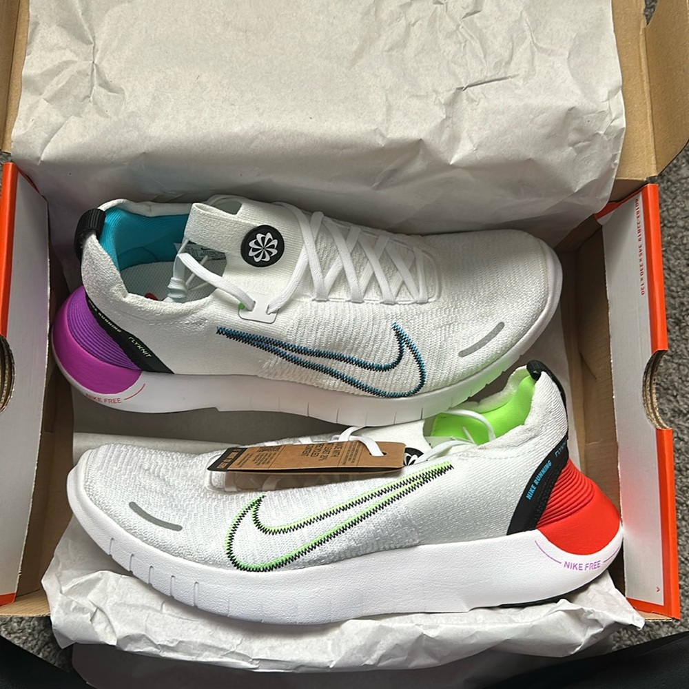 Running shoes Nike Free Run Flyknit Next Nature SE
Size 11.5